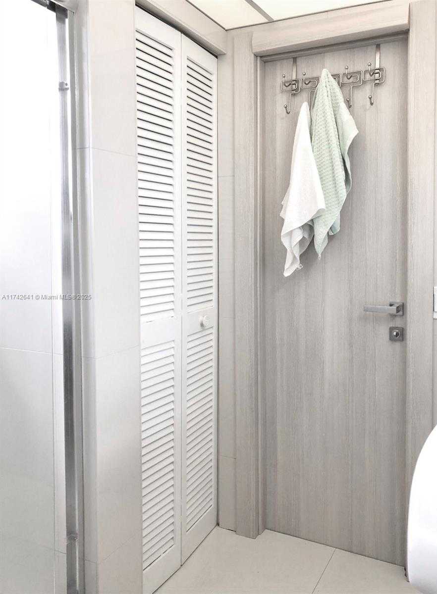 Small Image of 427 GOLDEN ISLES DR #15J, Hallandale Beach Number 26