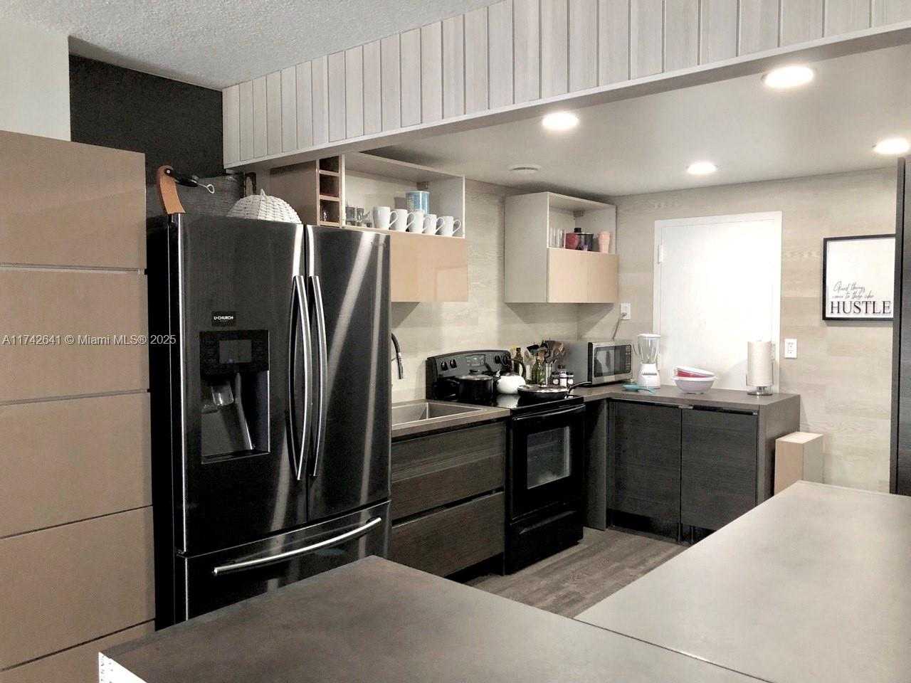 Small Image of 427 GOLDEN ISLES DR #15J, Hallandale Beach Number 31