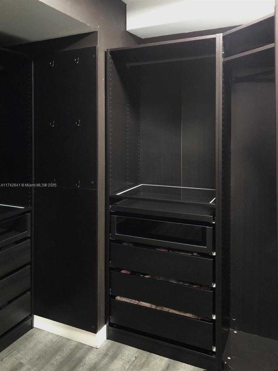 Small Image of 427 GOLDEN ISLES DR #15J, Hallandale Beach Number 34