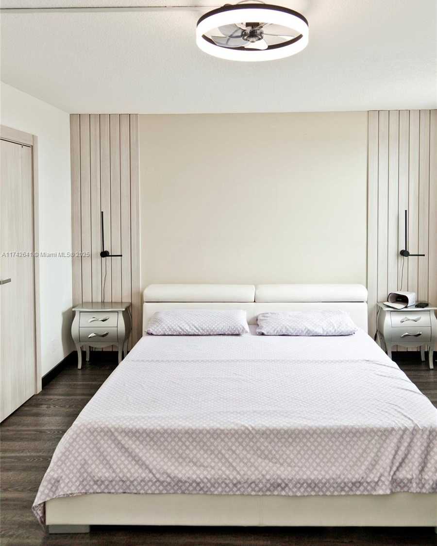 Small Image of 427 GOLDEN ISLES DR #15J, Hallandale Beach Number 8