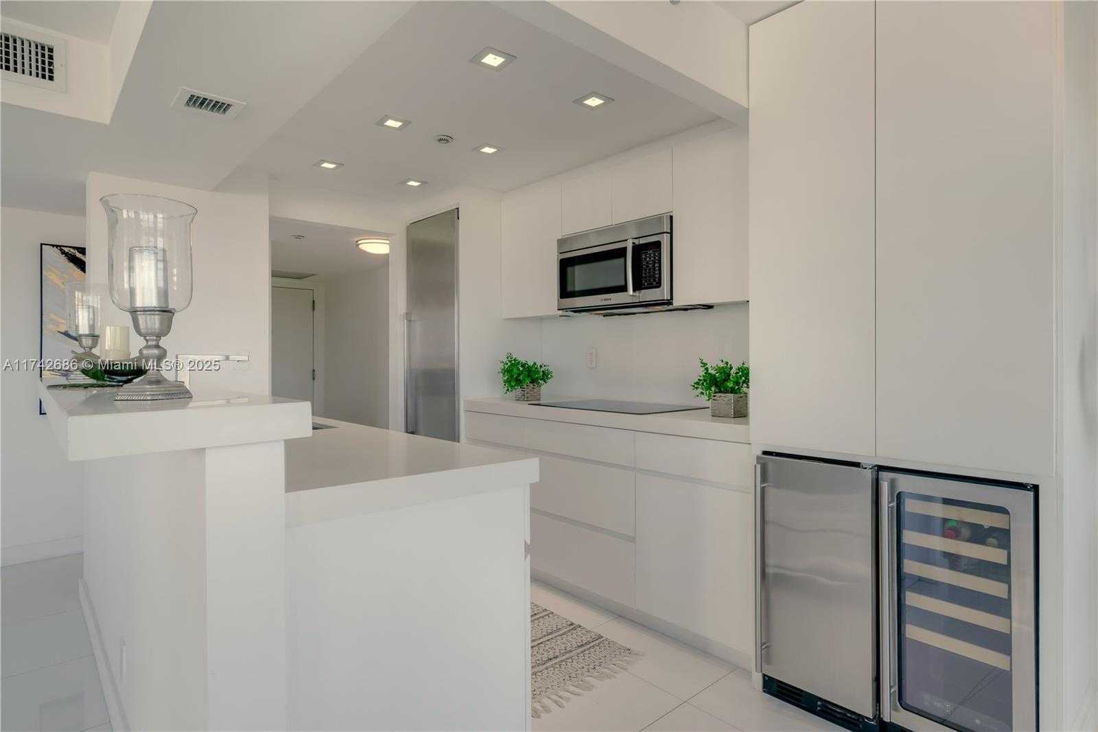 Small Image of 2555 COLLINS AVE #702, Miami Beach Number 10