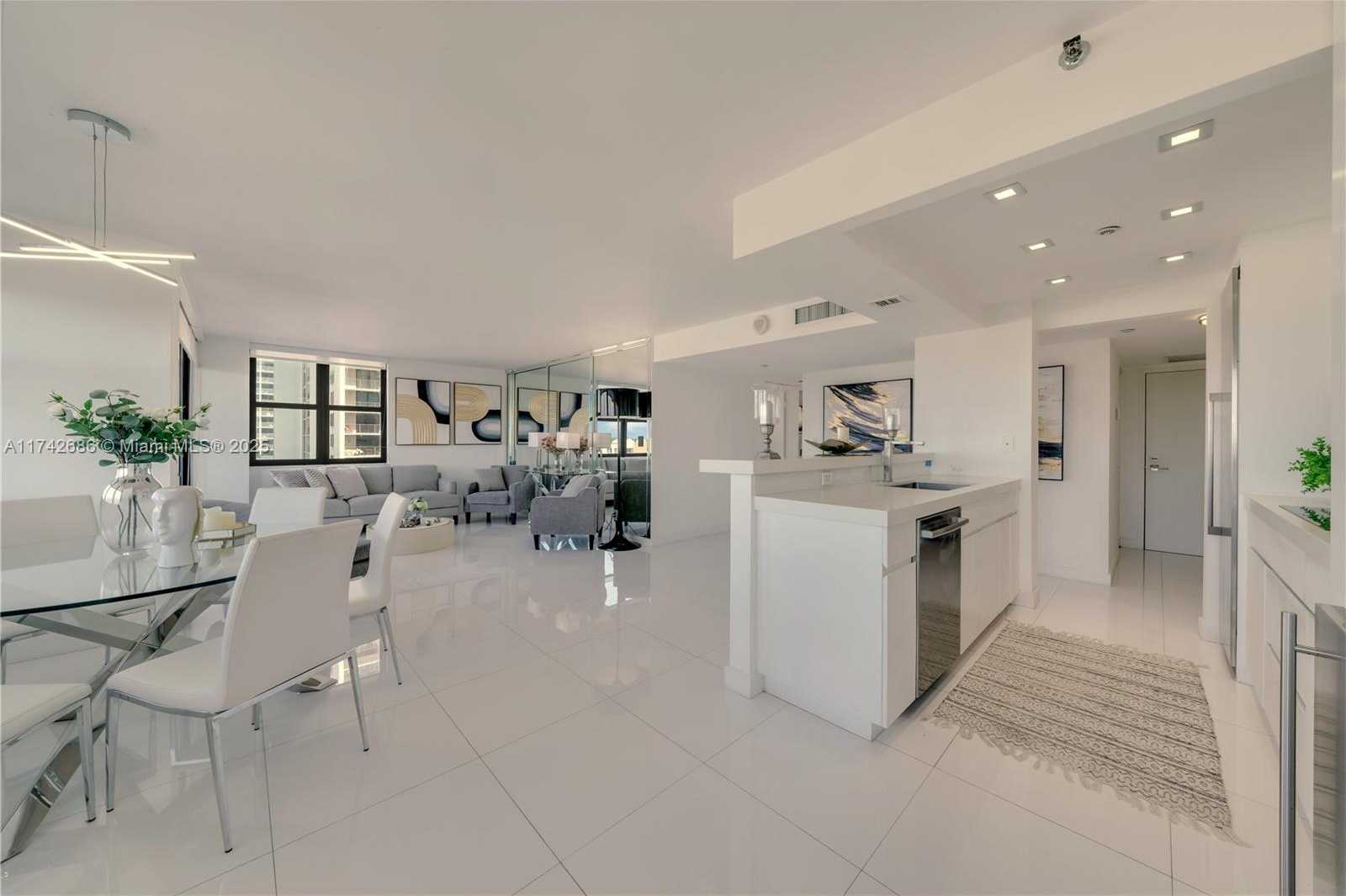 Small Image of 2555 COLLINS AVE #702, Miami Beach Number 11