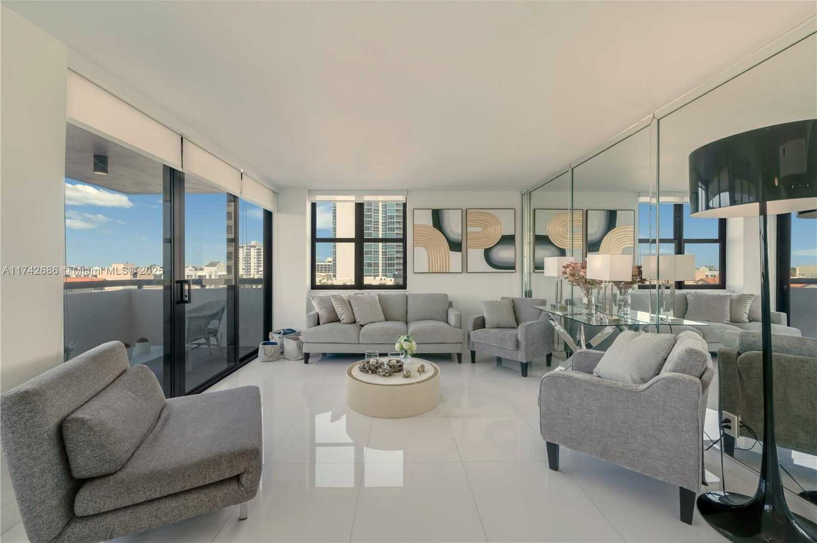 Small Image of 2555 COLLINS AVE #702, Miami Beach Number 12