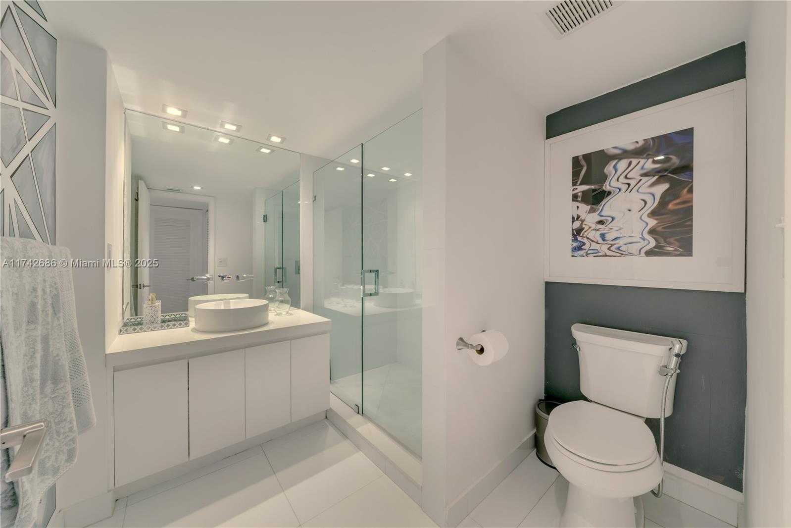 Small Image of 2555 COLLINS AVE #702, Miami Beach Number 17