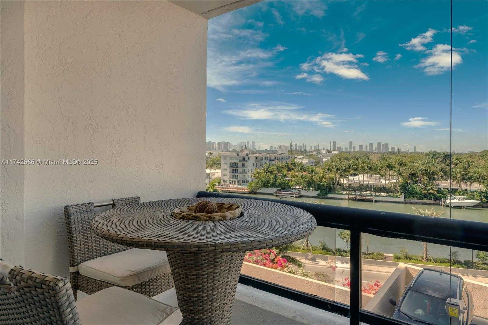 Small Image of 2555 COLLINS AVE #702, Miami Beach Number 2