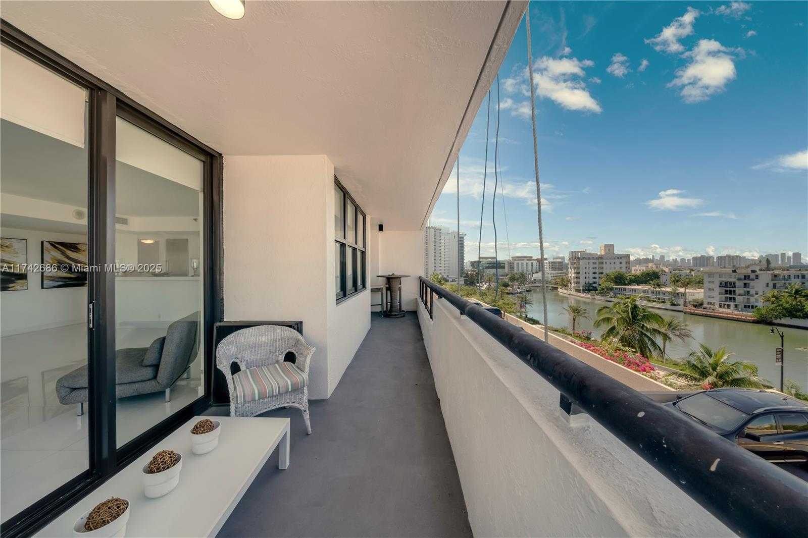 Small Image of 2555 COLLINS AVE #702, Miami Beach Number 24