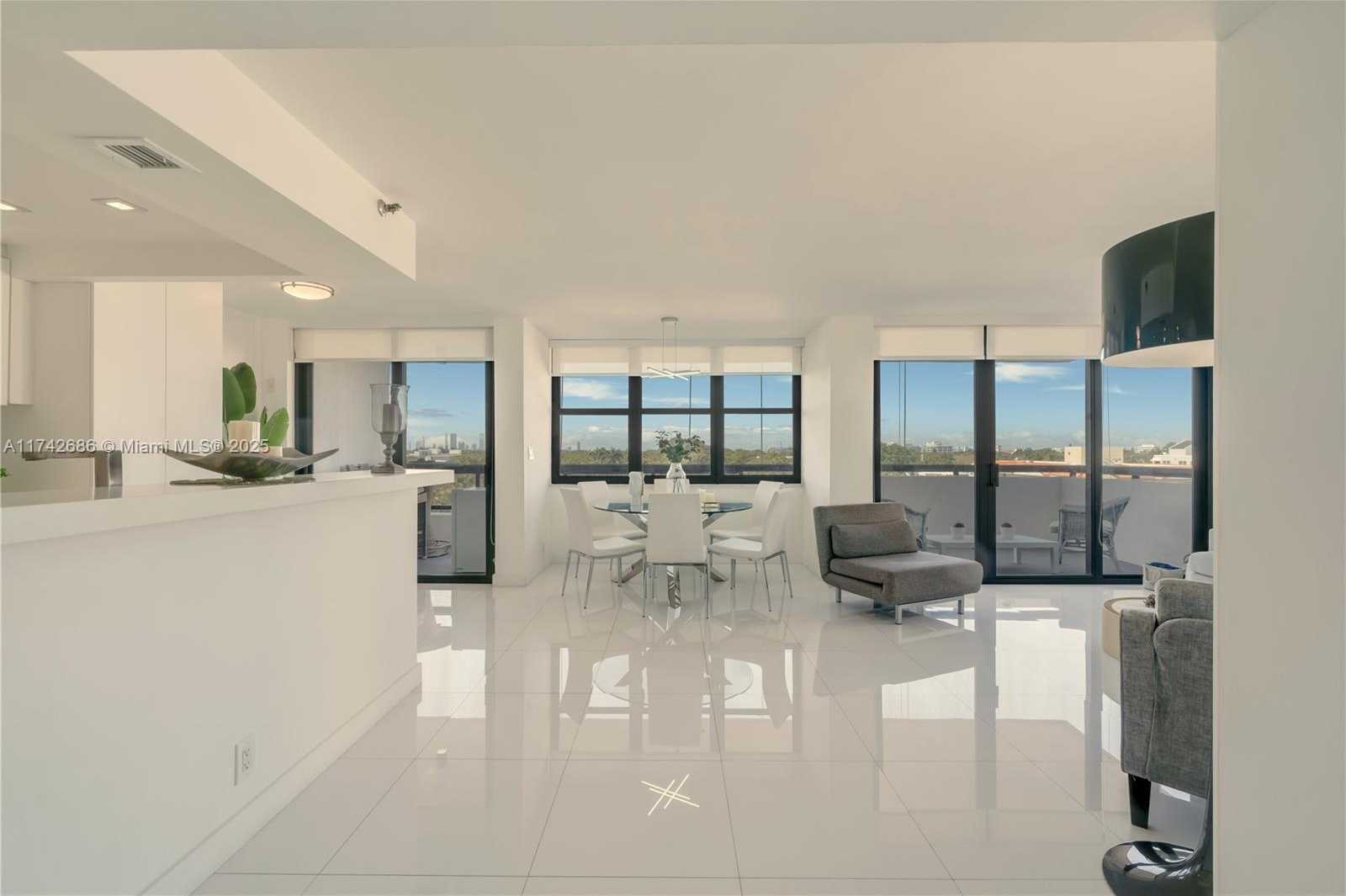Small Image of 2555 COLLINS AVE #702, Miami Beach Number 5