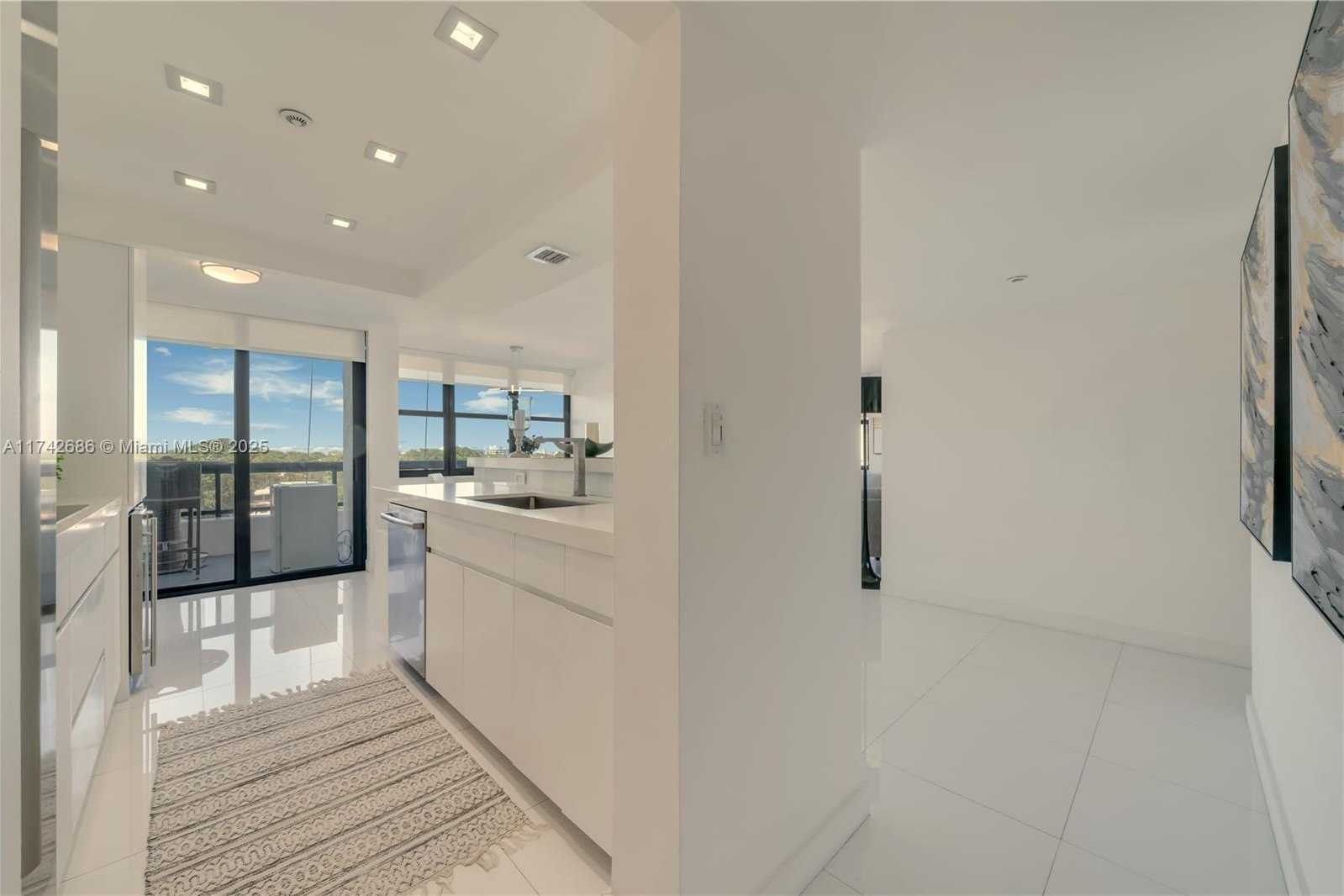 Small Image of 2555 COLLINS AVE #702, Miami Beach Number 6