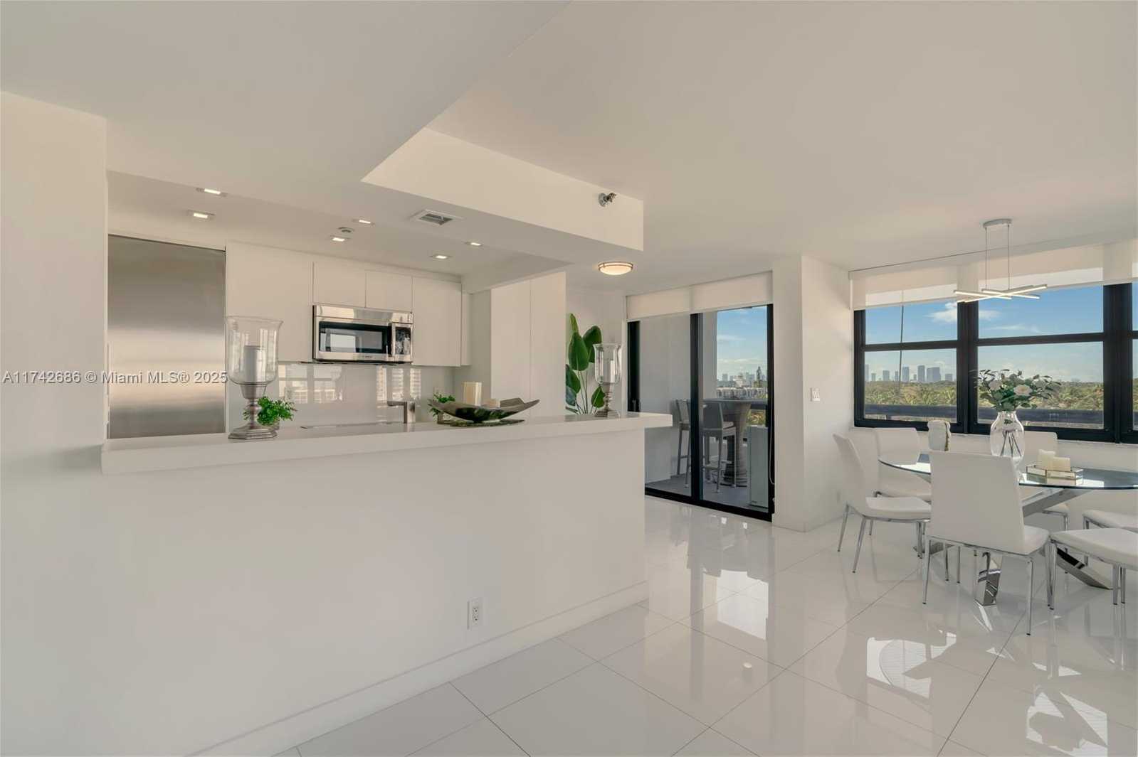 Small Image of 2555 COLLINS AVE #702, Miami Beach Number 7