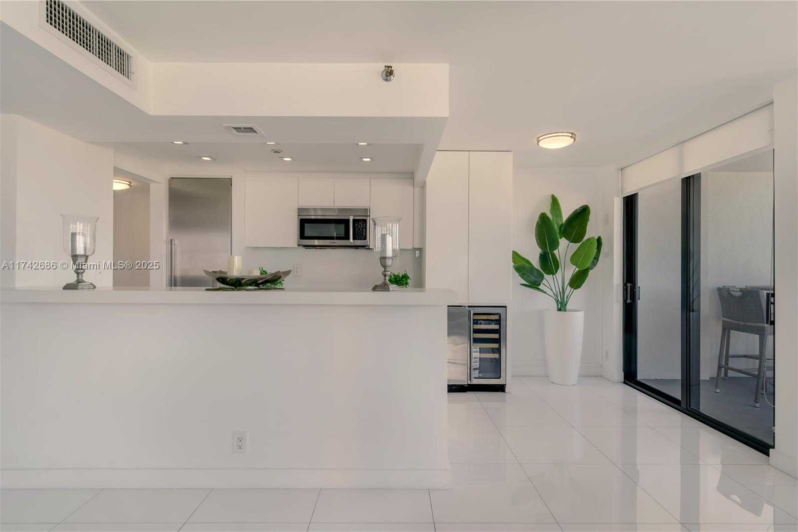Small Image of 2555 COLLINS AVE #702, Miami Beach Number 9