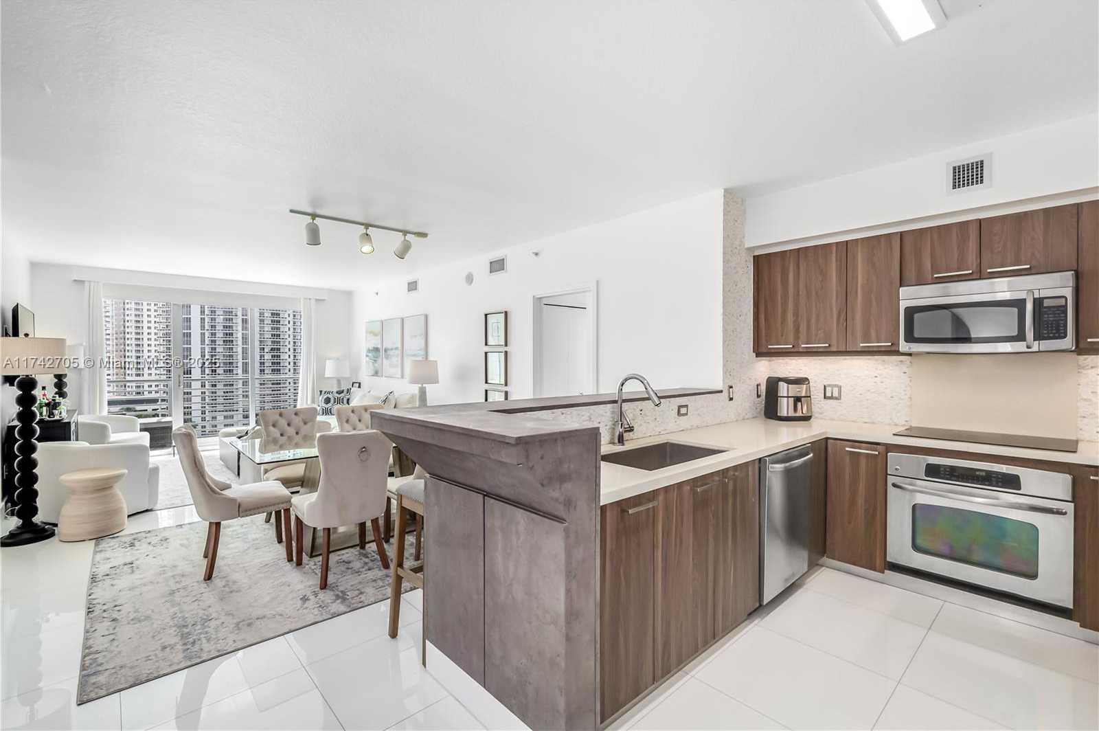 Small Image of 325 SOUTH BISCAYNE BLVD #1415, Miami Number 12