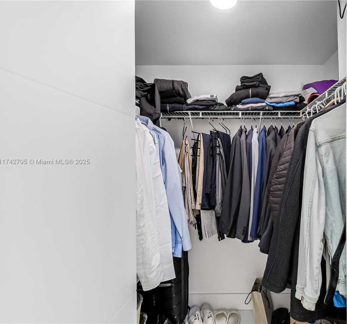 Small Image of 325 SOUTH BISCAYNE BLVD #1415, Miami Number 24