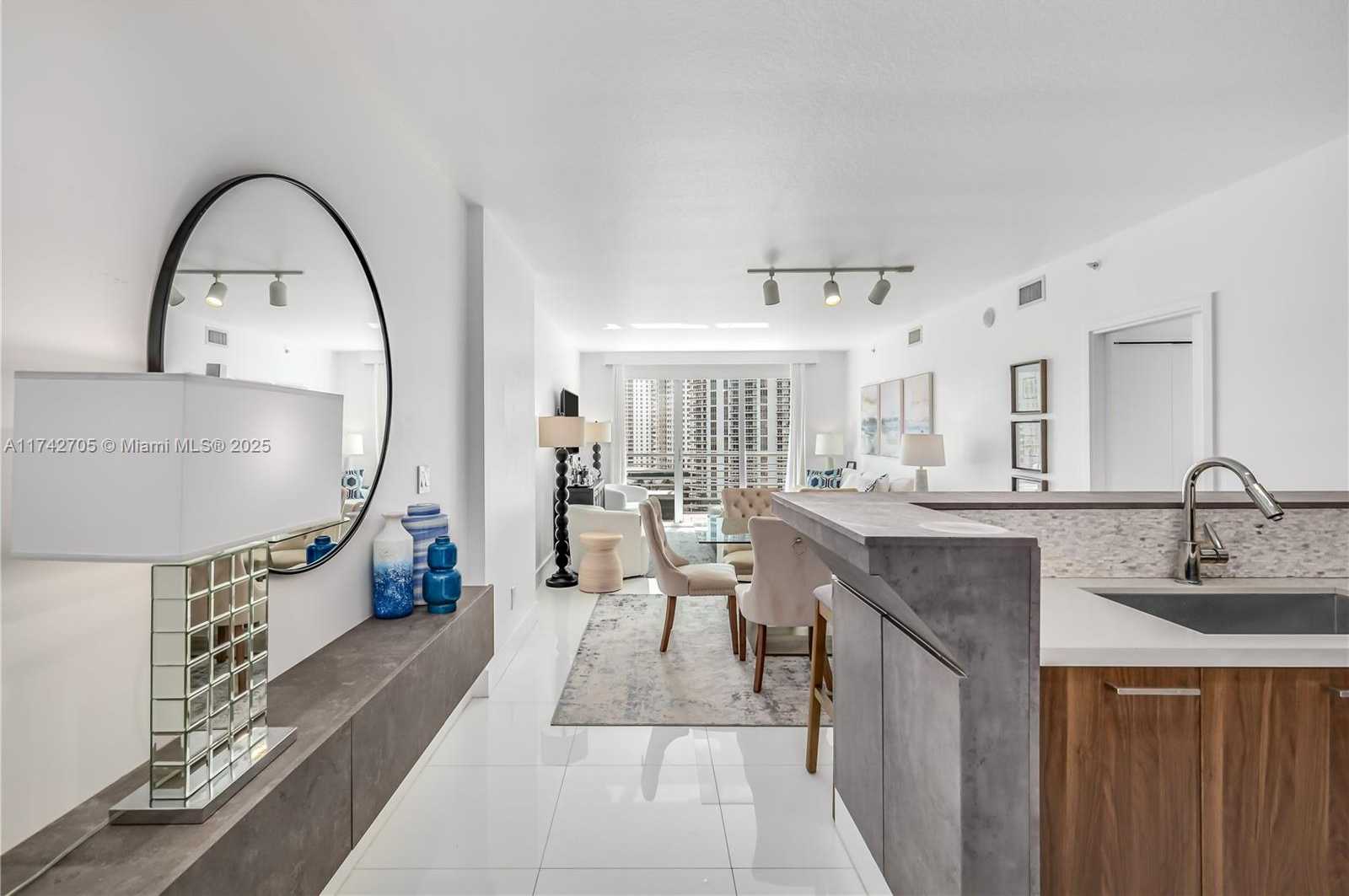 Small Image of 325 SOUTH BISCAYNE BLVD #1415, Miami Number 6