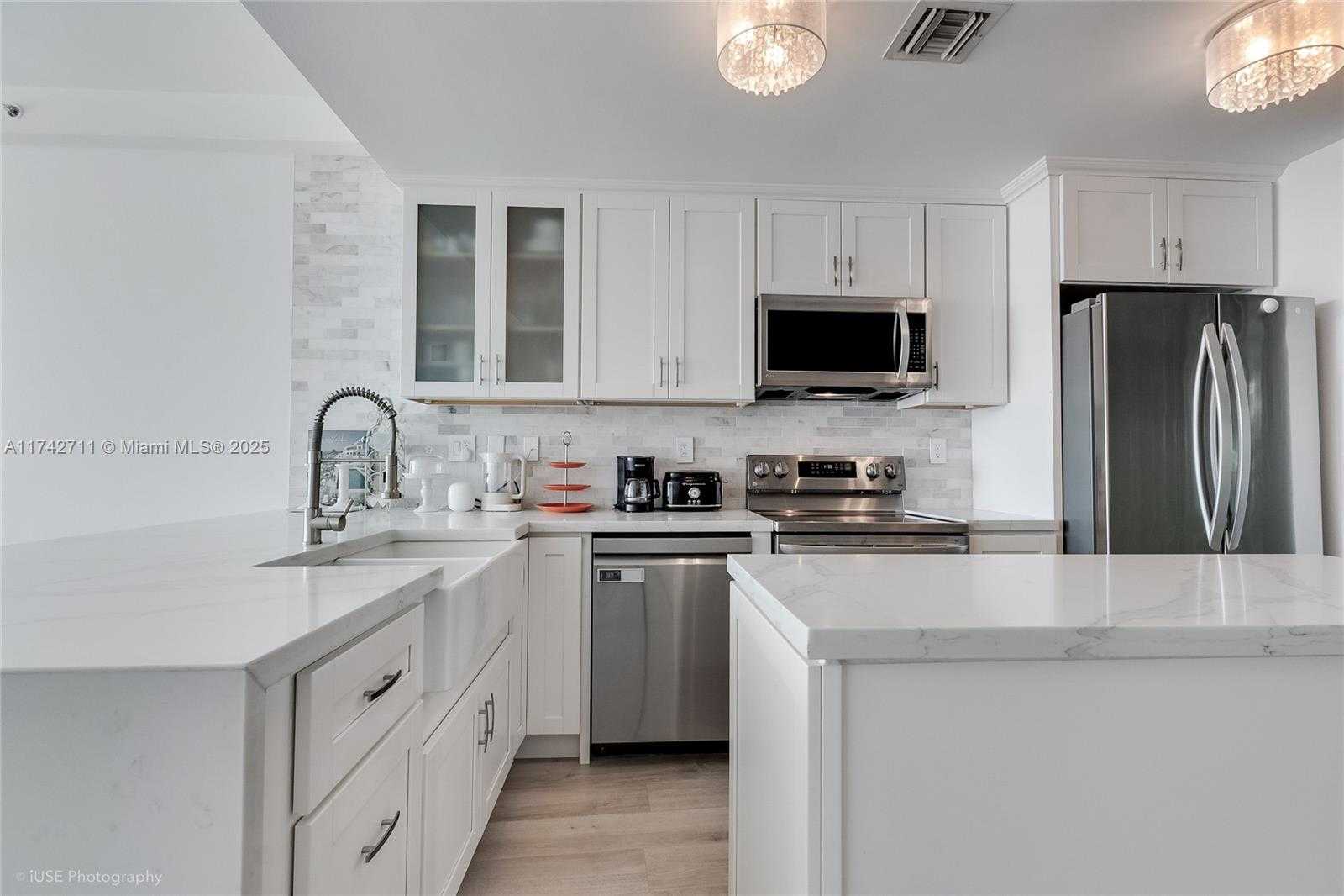 Small Image of 6580 INDIAN CREEK DR #304, Miami Beach Number 3