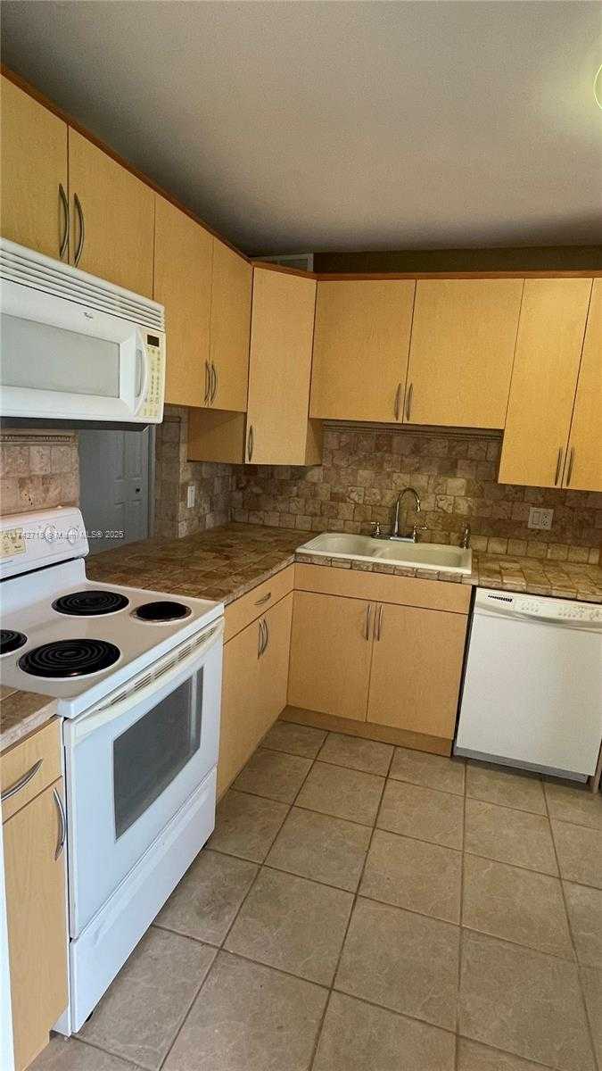Small Image of 110 LAKE MERYL DR #216, West Palm Beach Number 4