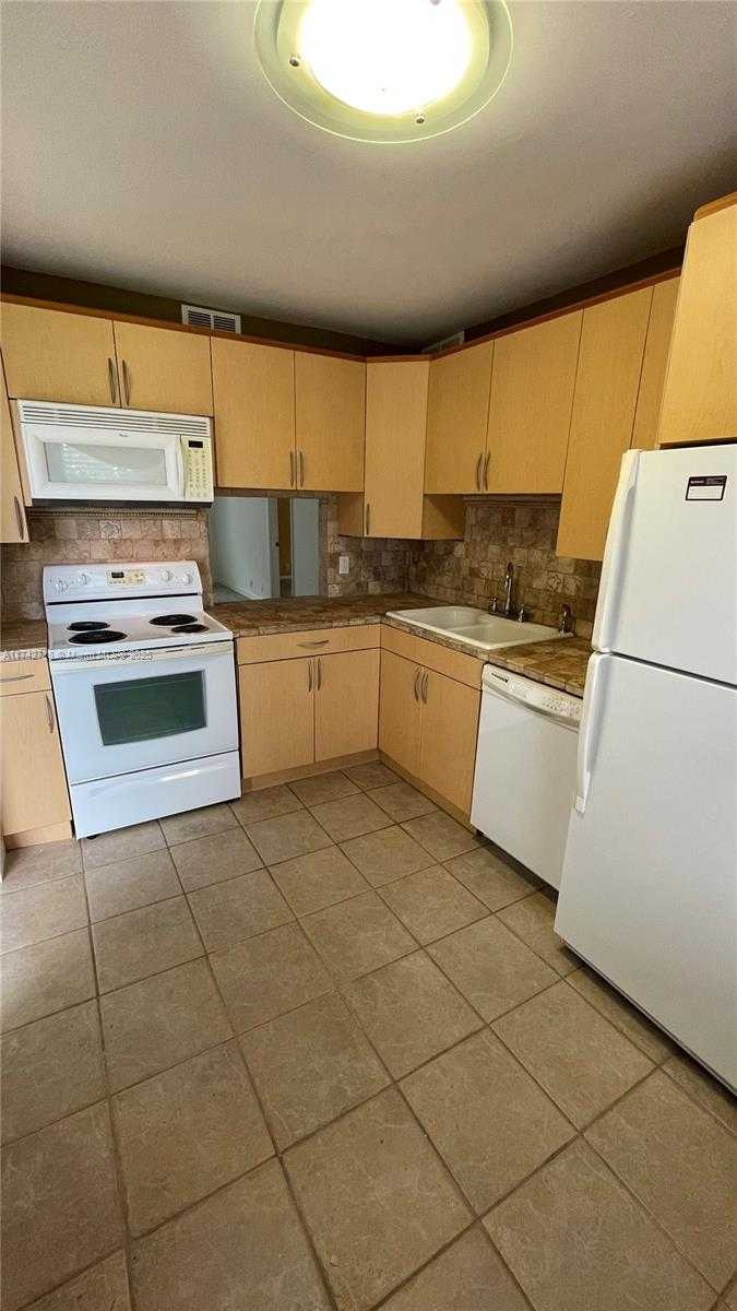 Small Image of 110 LAKE MERYL DR #216, West Palm Beach Number 6