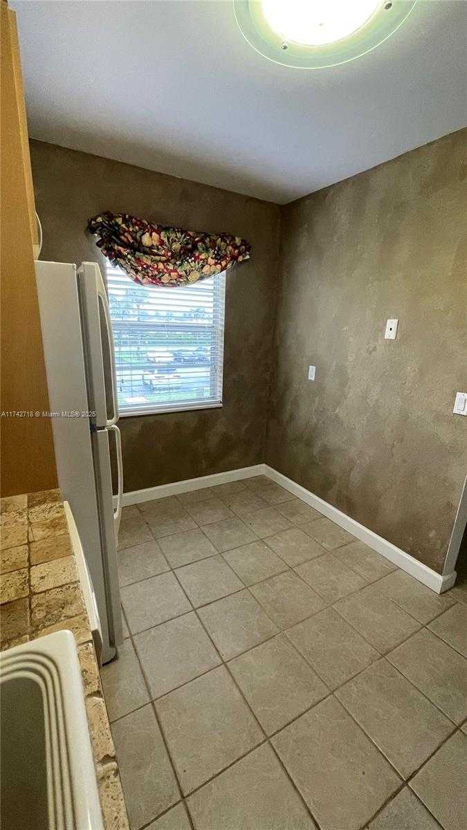Small Image of 110 LAKE MERYL DR #216, West Palm Beach Number 7