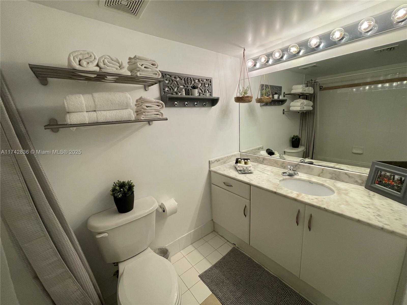Small Image of 1200 BRICKELL BAY DR #2216, Miami Number 4