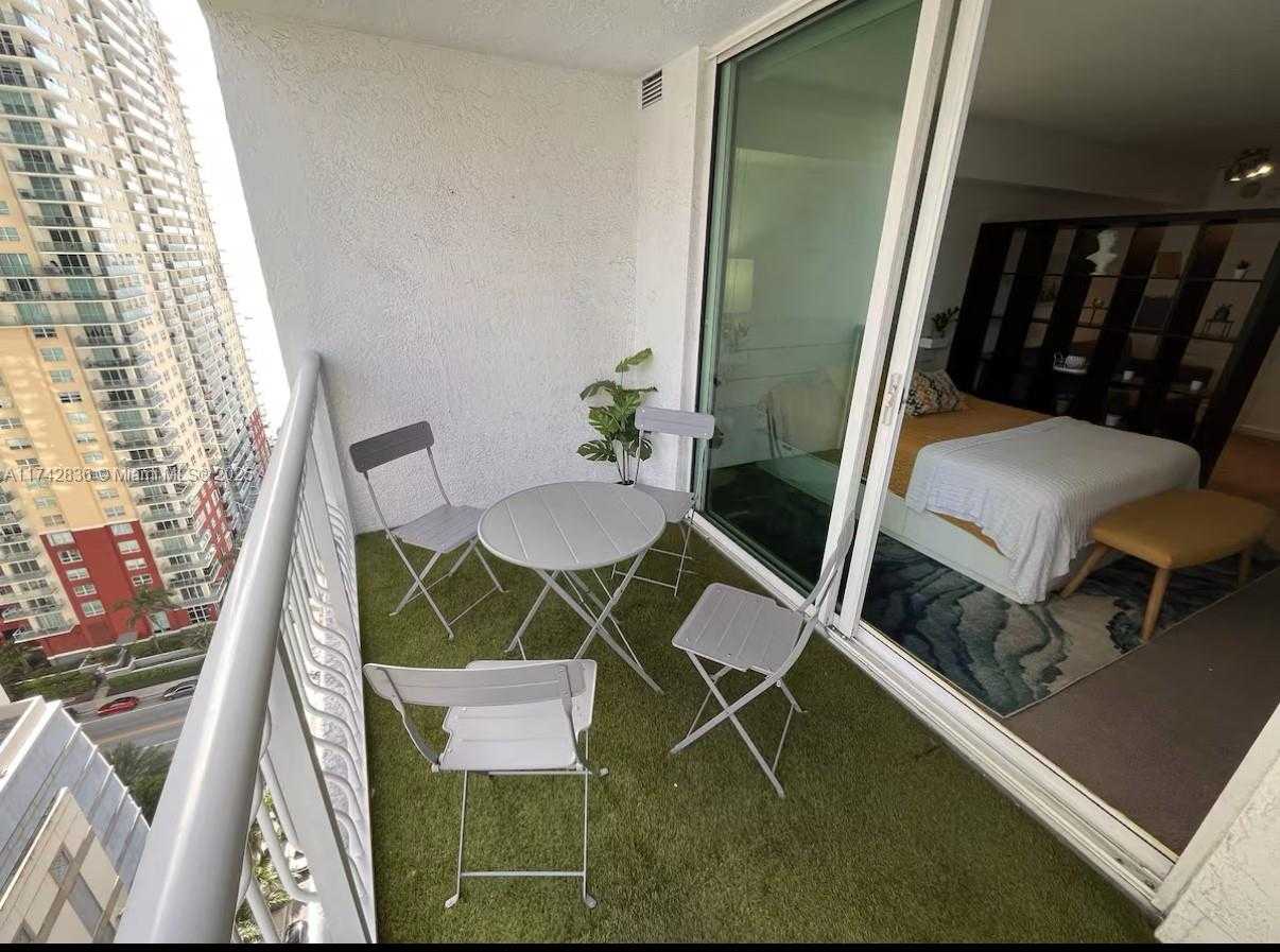 Small Image of 1200 BRICKELL BAY DR #2216, Miami Number 5