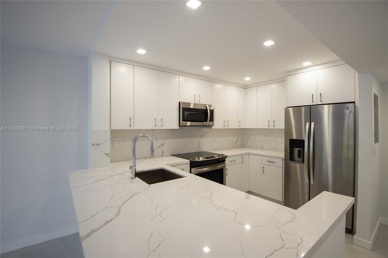 Small Image of 55 OCEAN LANE DR #1026, Key Biscayne Number 3