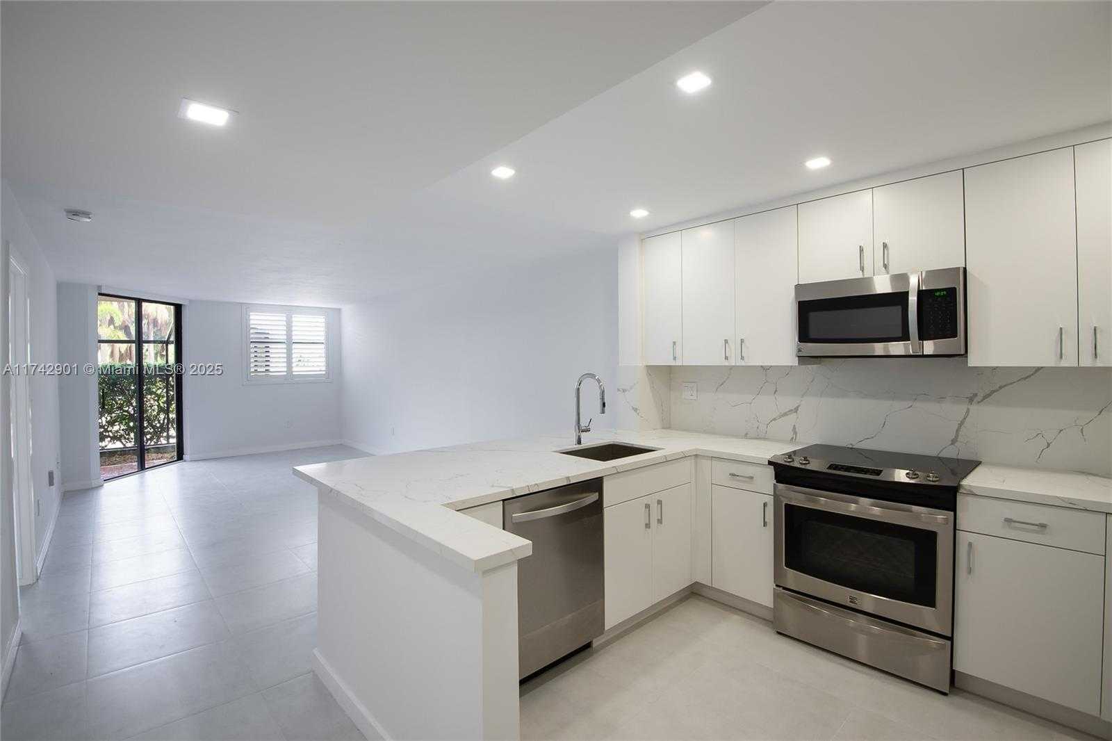 Small Image of 55 OCEAN LANE DR #1026, Key Biscayne Number 4