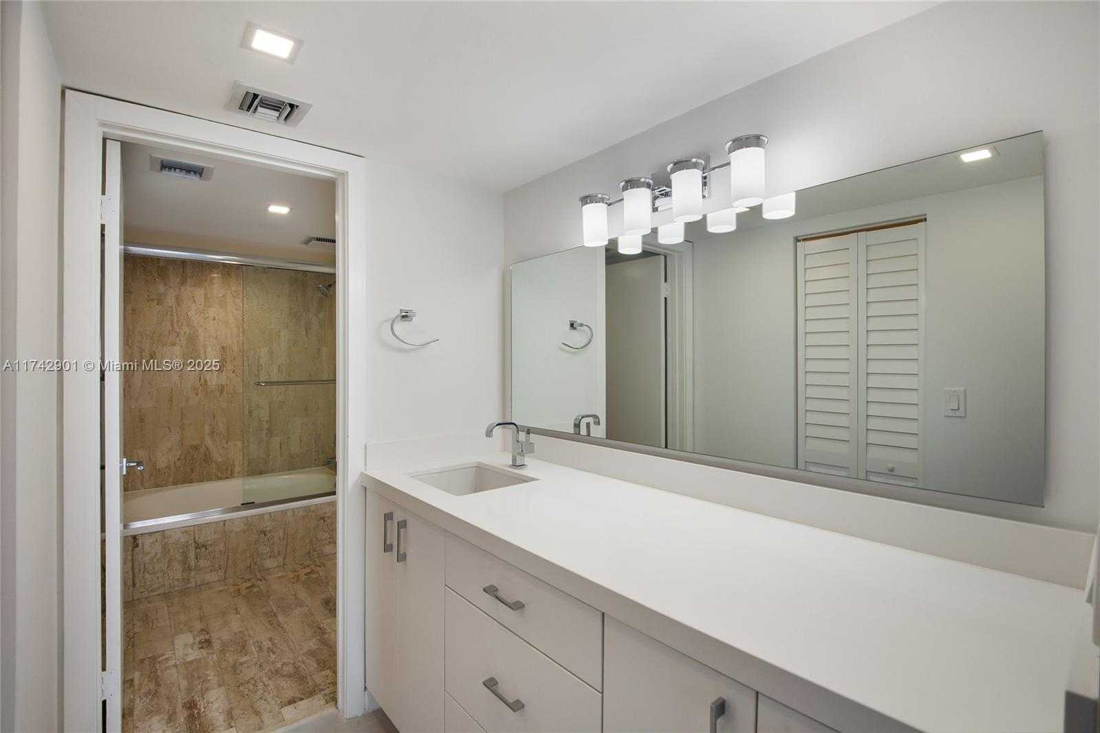 Small Image of 55 OCEAN LANE DR #1026, Key Biscayne Number 7