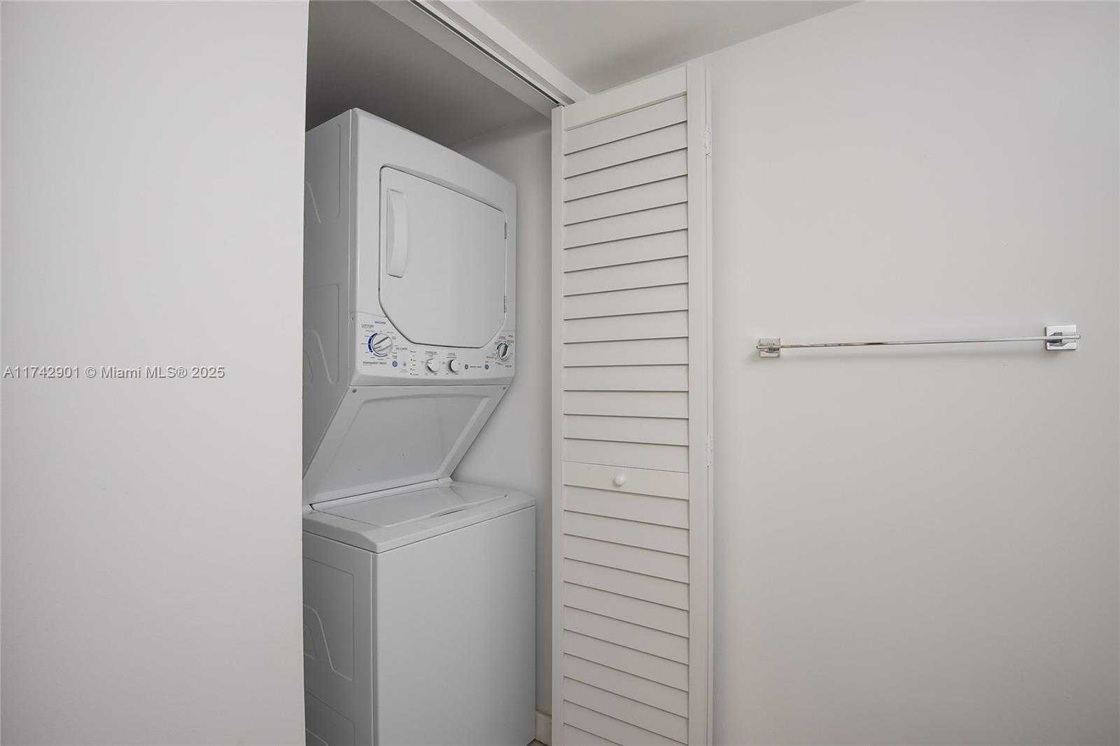 Small Image of 55 OCEAN LANE DR #1026, Key Biscayne Number 9