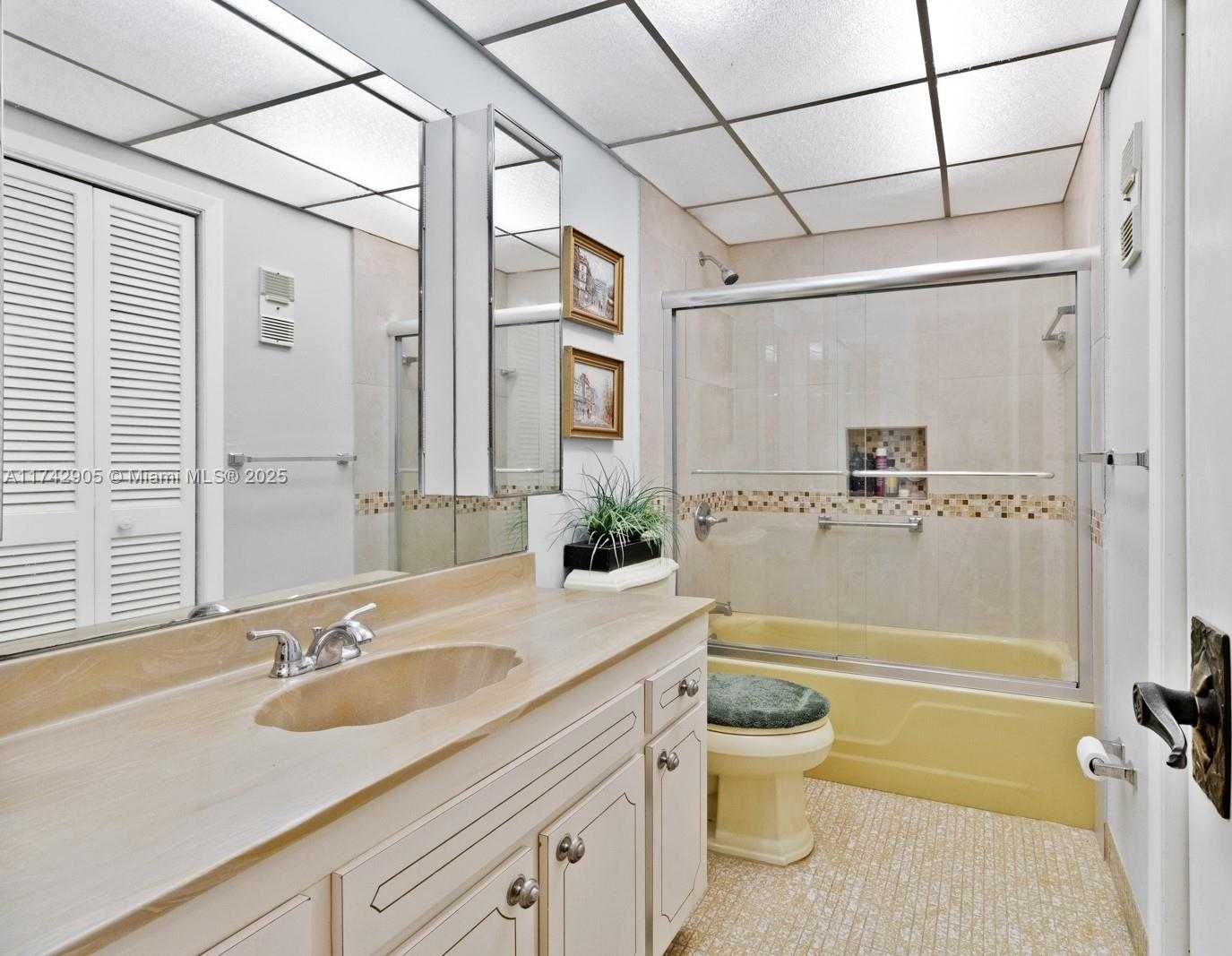 Small Image of 13953 KENDALE LAKES CIR #507B, Miami Number 14