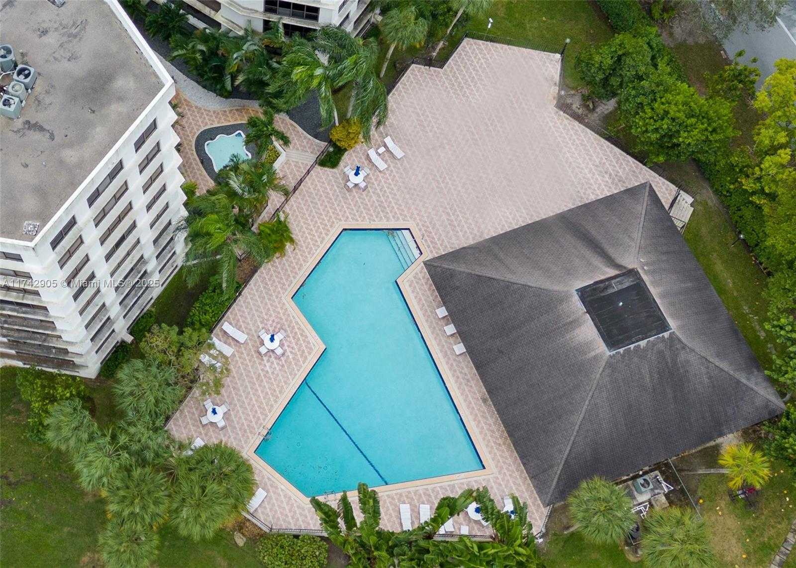 Small Image of 13953 KENDALE LAKES CIR #507B, Miami Number 19
