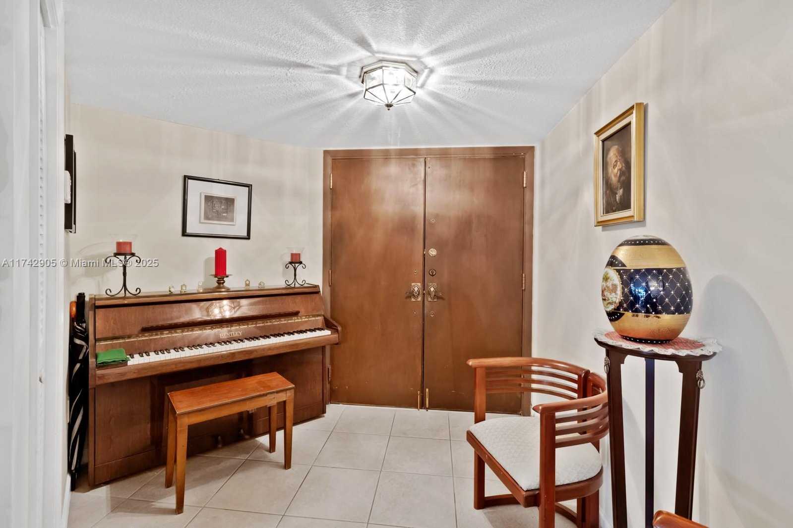 Small Image of 13953 KENDALE LAKES CIR #507B, Miami Number 2