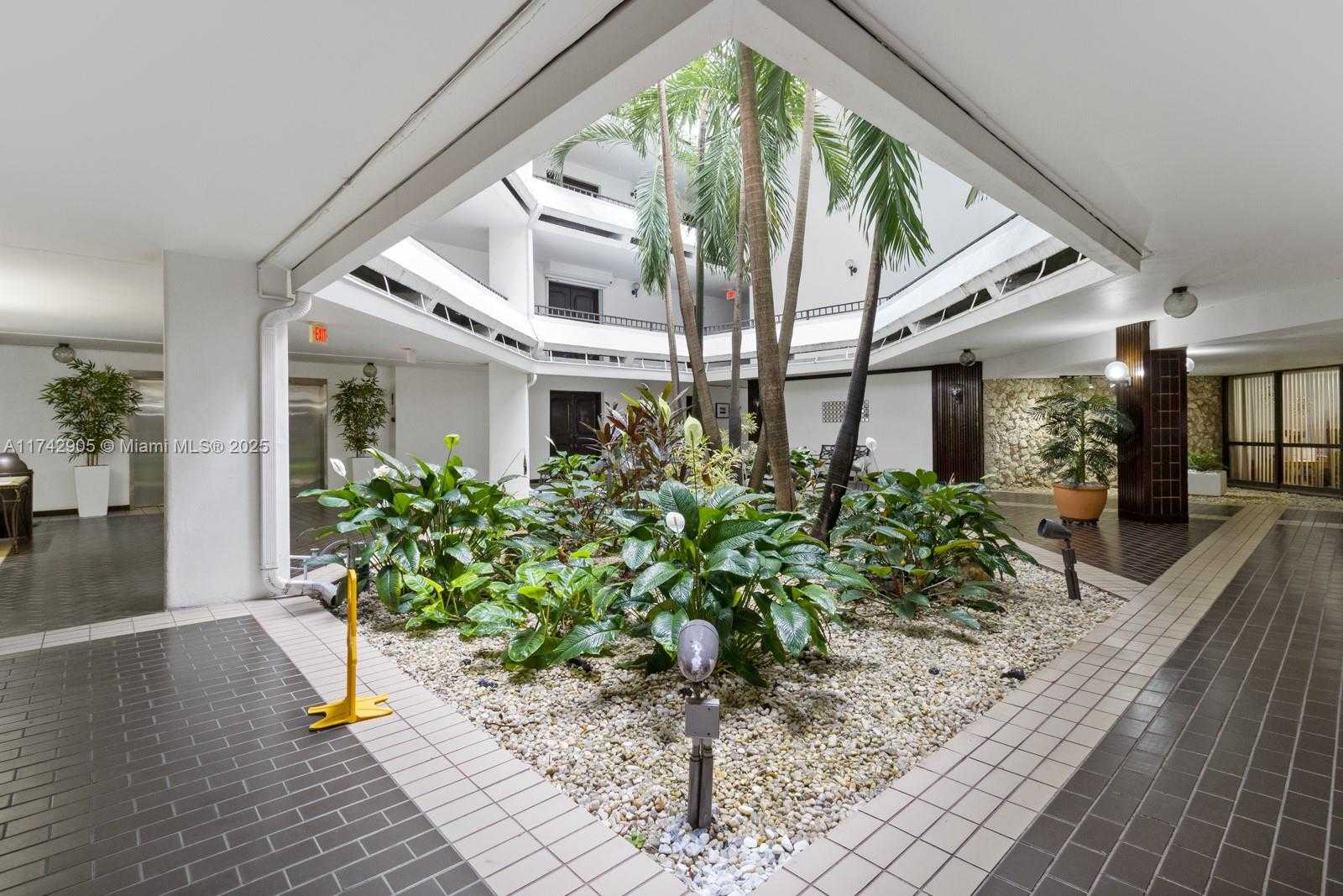 Small Image of 13953 KENDALE LAKES CIR #507B, Miami Number 21