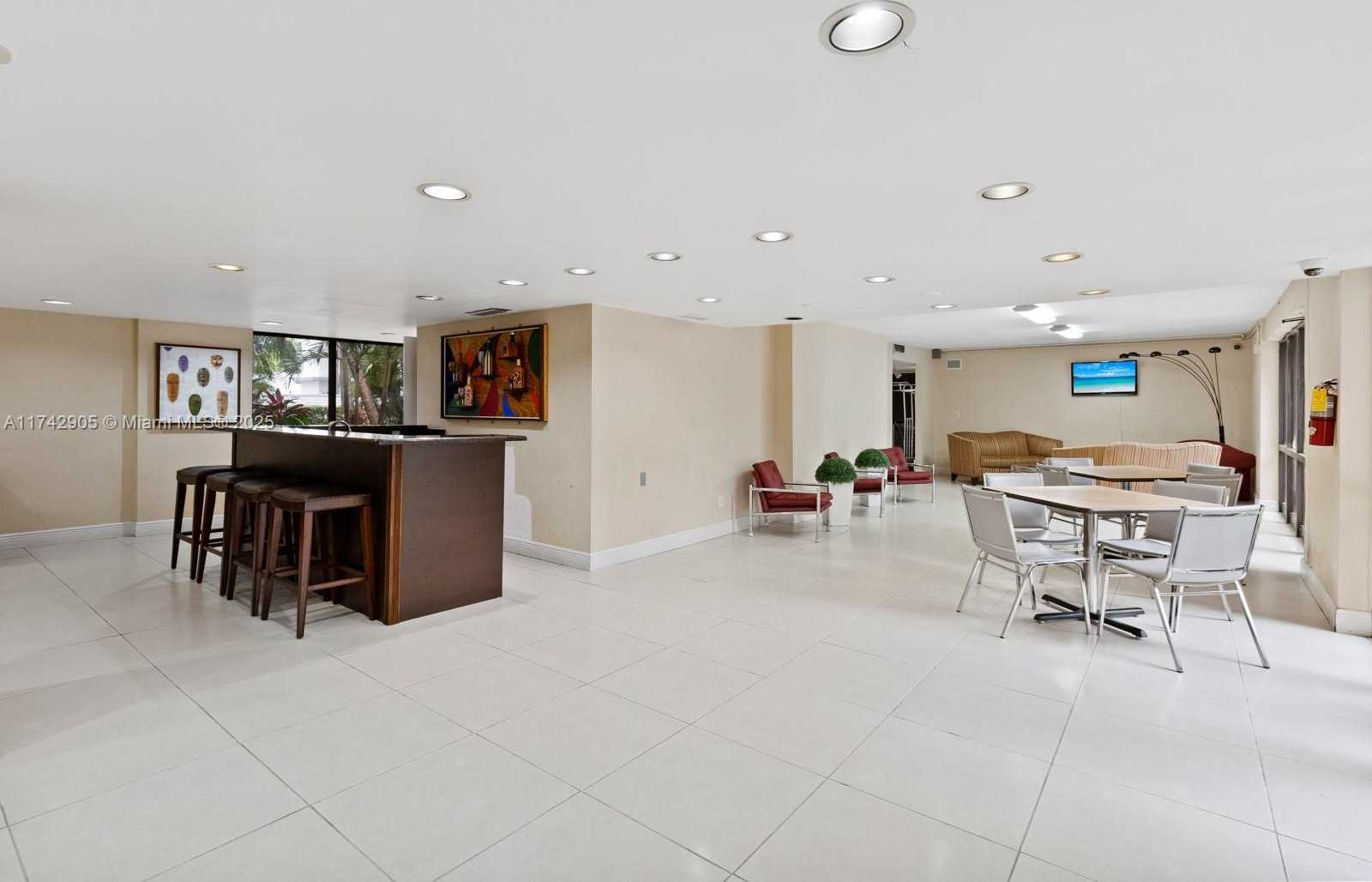 Small Image of 13953 KENDALE LAKES CIR #507B, Miami Number 22
