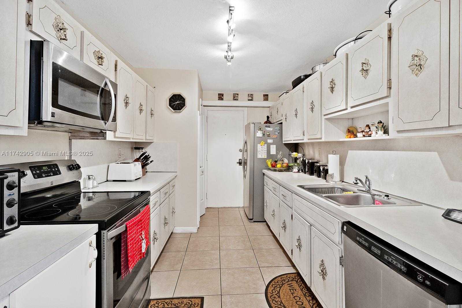 Small Image of 13953 KENDALE LAKES CIR #507B, Miami Number 7
