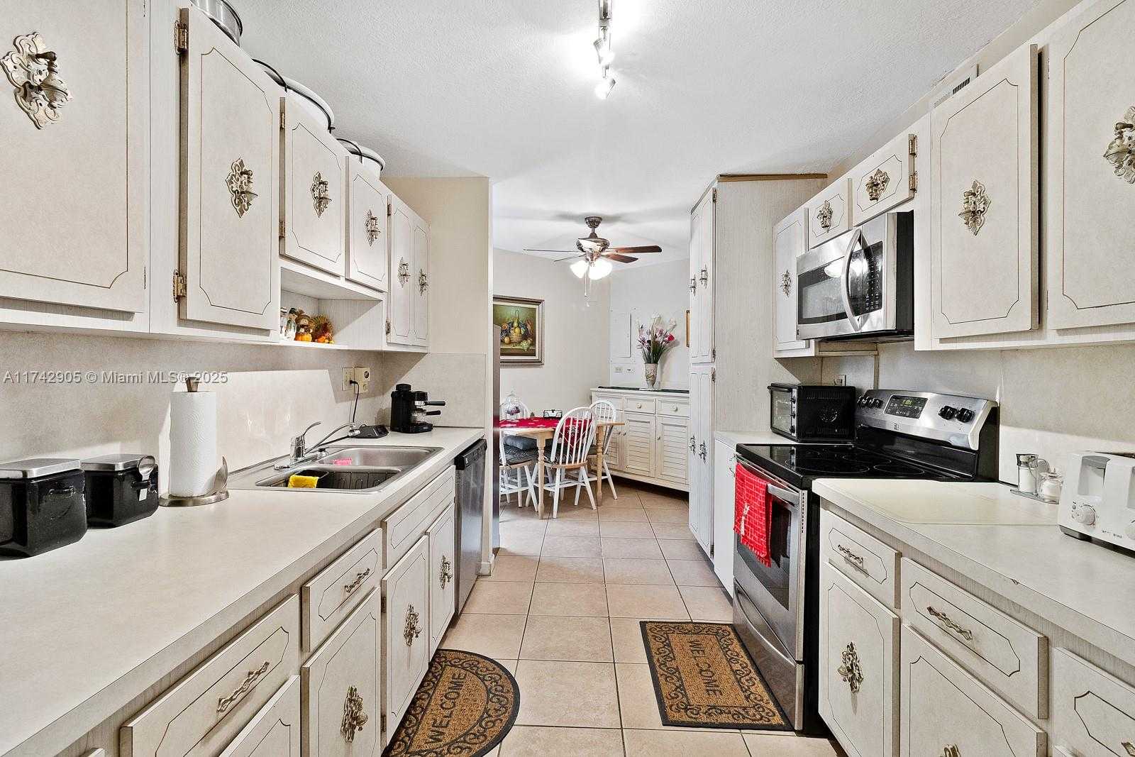 Small Image of 13953 KENDALE LAKES CIR #507B, Miami Number 8