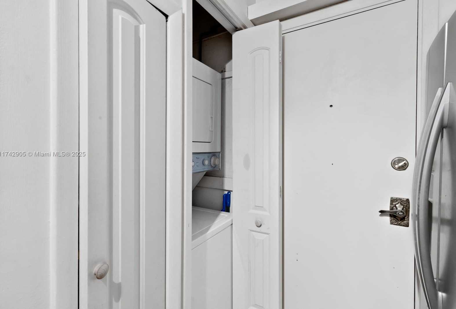 Small Image of 13953 KENDALE LAKES CIR #507B, Miami Number 9