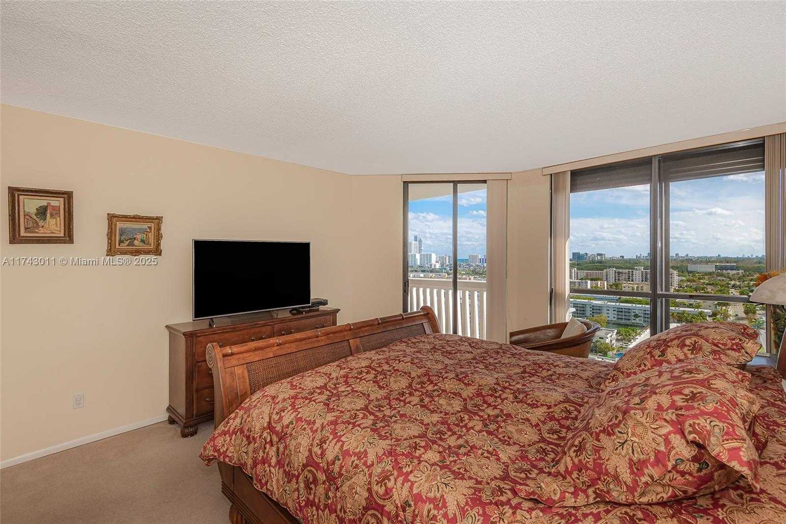 Small Image of 2000 ISLAND BLVD #1708, Aventura Number 14