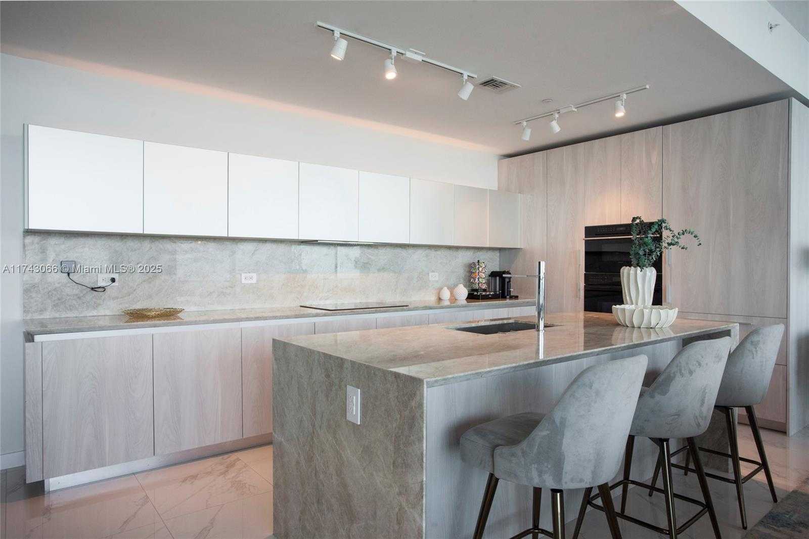 Small Image of 3131 NE 7th Ave, Miami, FL 33137, USA Number 11