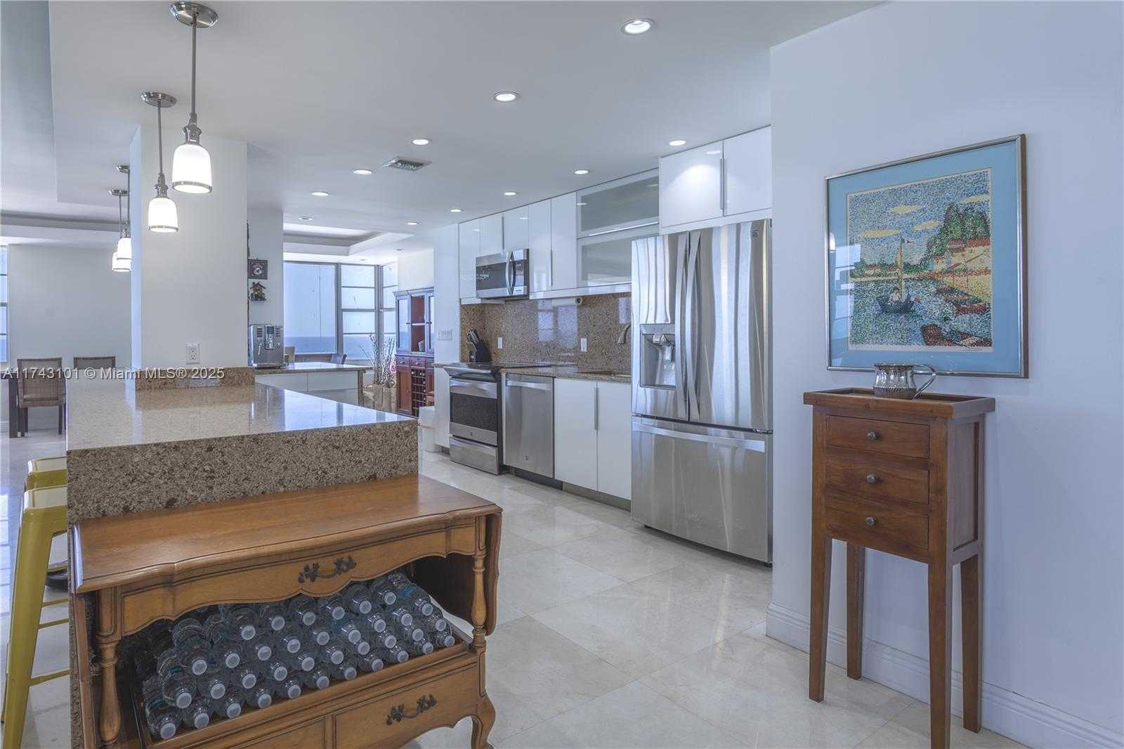 Small Image of 5255 COLLINS AVE #11E, Miami Beach Number 2