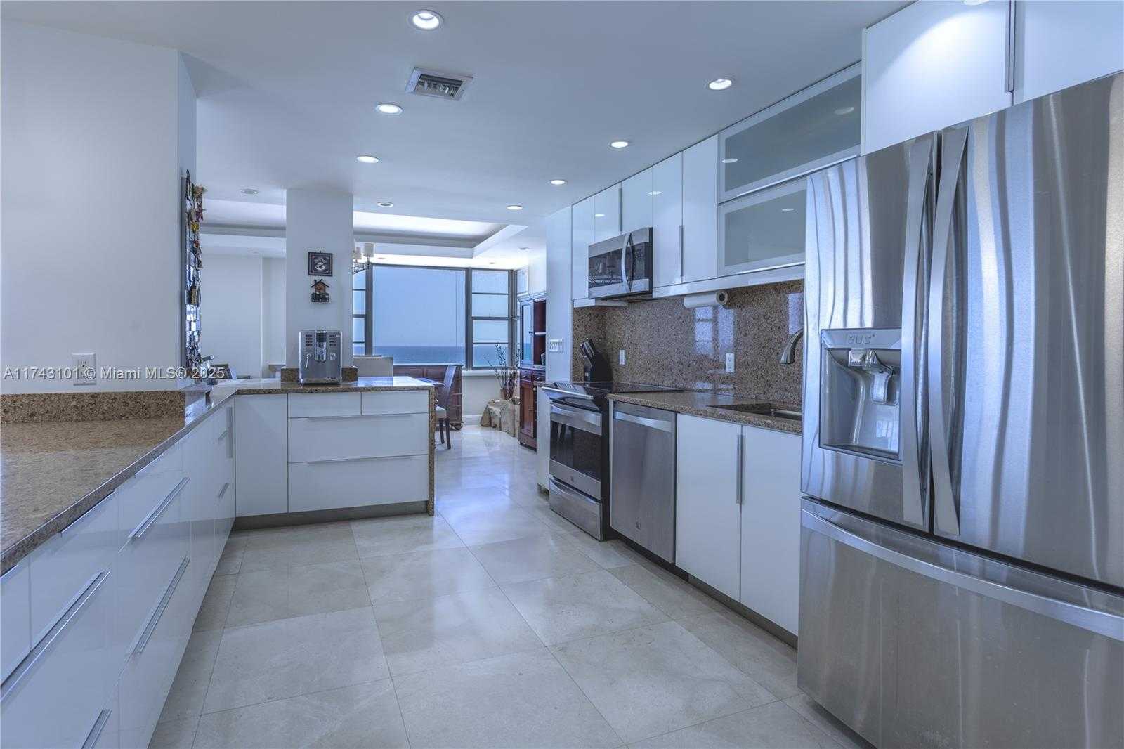 Small Image of 5255 COLLINS AVE #11E, Miami Beach Number 4