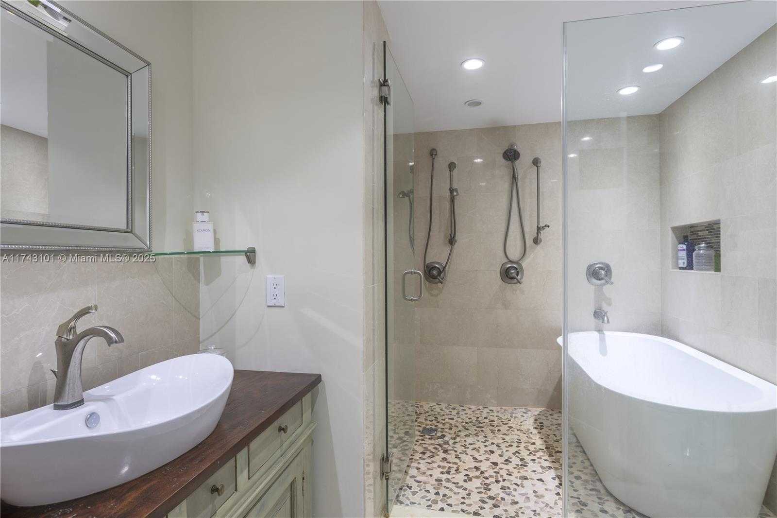 Small Image of 5255 COLLINS AVE #11E, Miami Beach Number 8