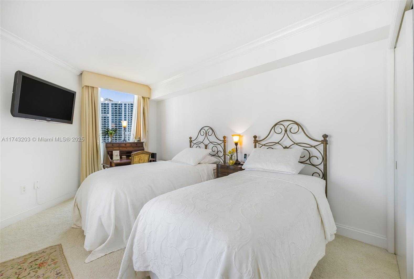 Small Image of 3370 HIDDEN BAY DR #1702, Aventura Number 14
