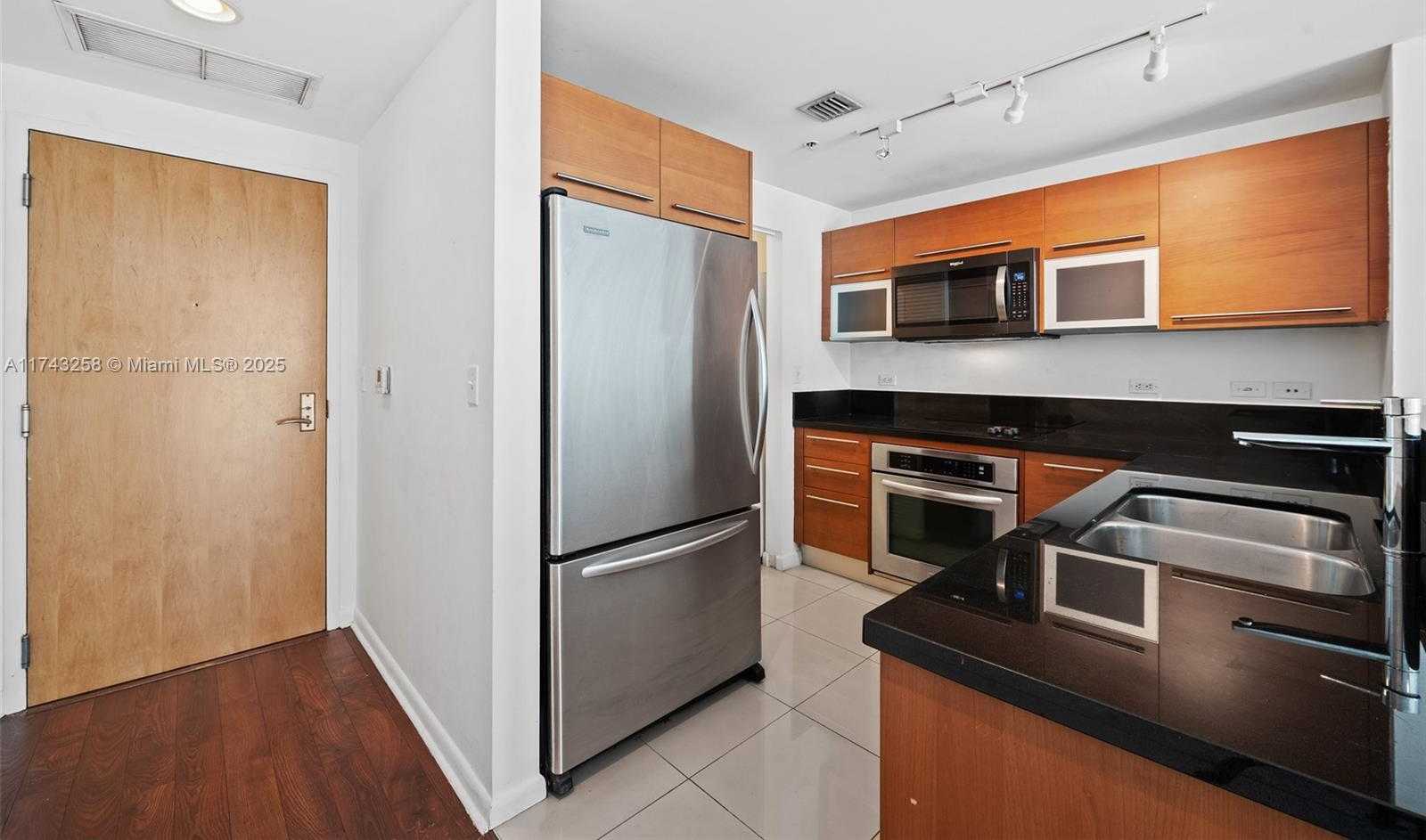 Small Image of 244 BISCAYNE BLVD #1609, Miami Number 5