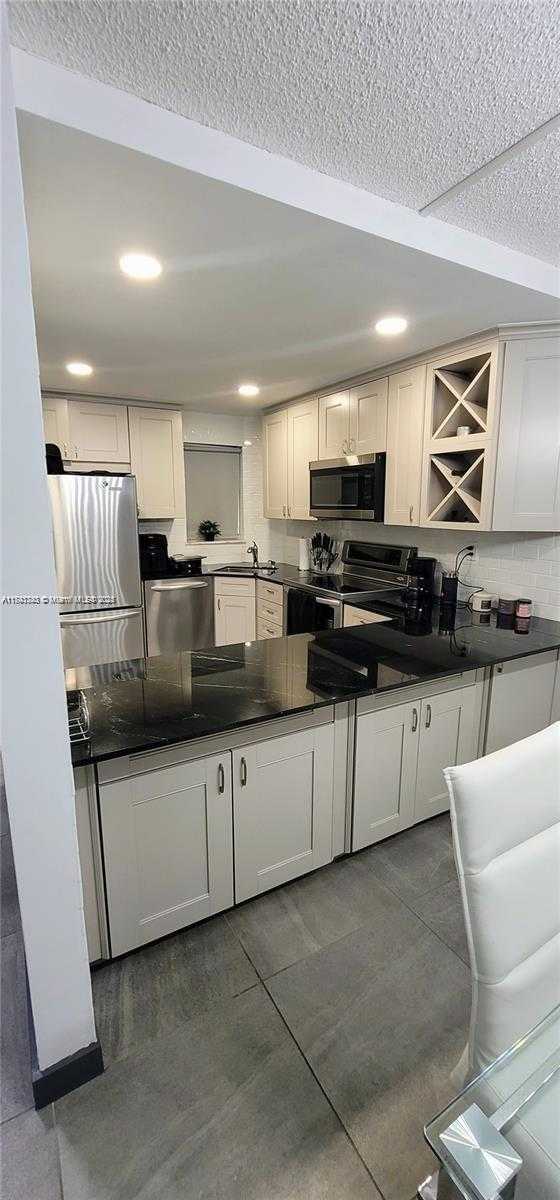 Small Image of Pembroke Pines Number 10