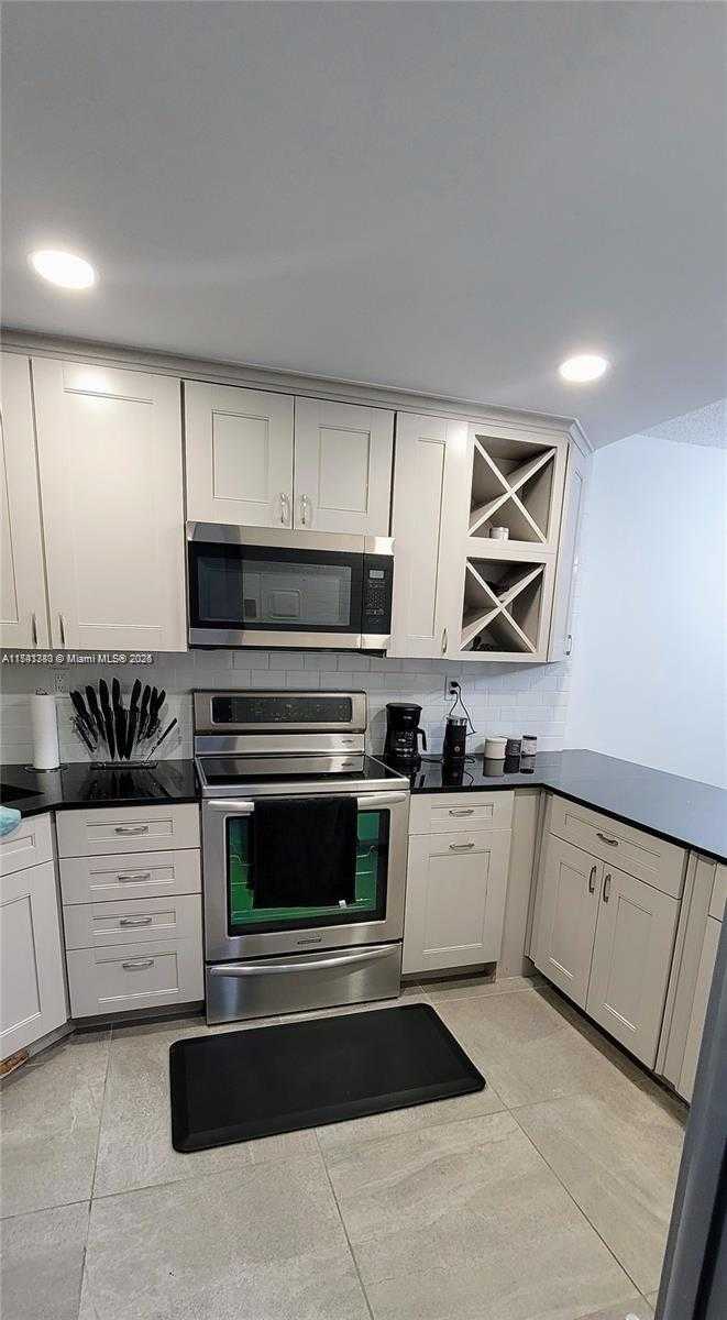 Small Image of Pembroke Pines Number 11