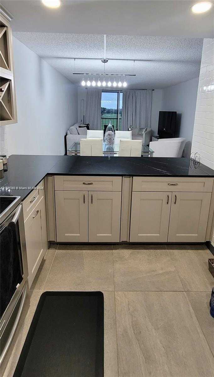 Small Image of Pembroke Pines Number 12