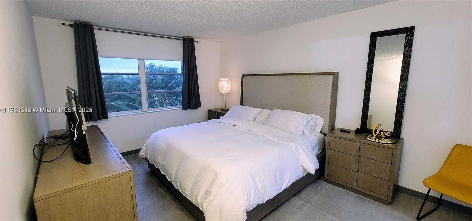 Small Image of Pembroke Pines Number 17