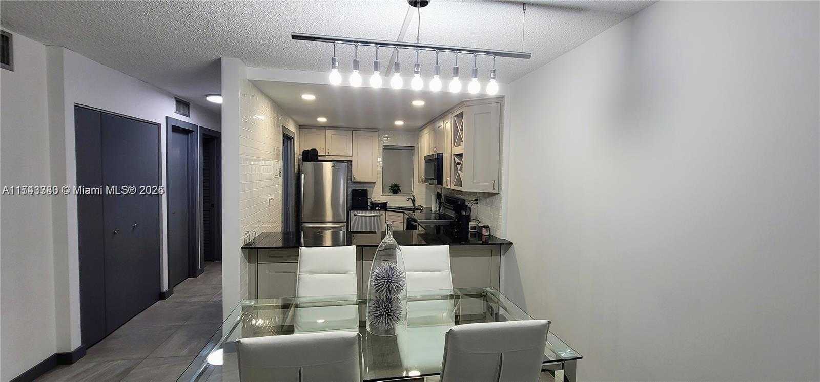 Small Image of Pembroke Pines Number 8