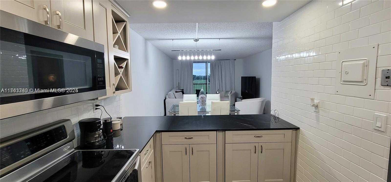 Small Image of Pembroke Pines Number 9