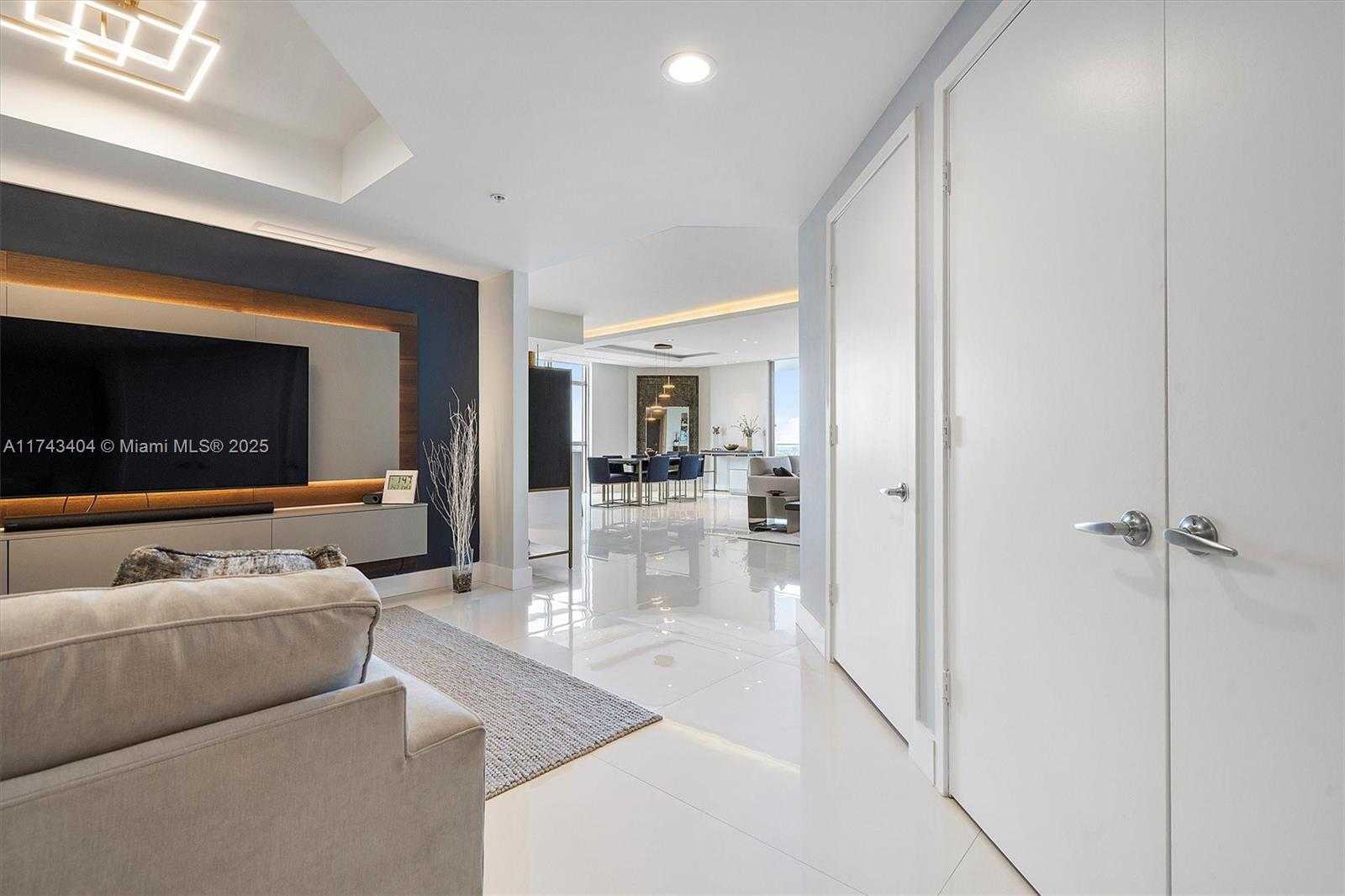 Small Image of 17301 BISCAYNE BLVD #2302, North Miami Beach Number 3