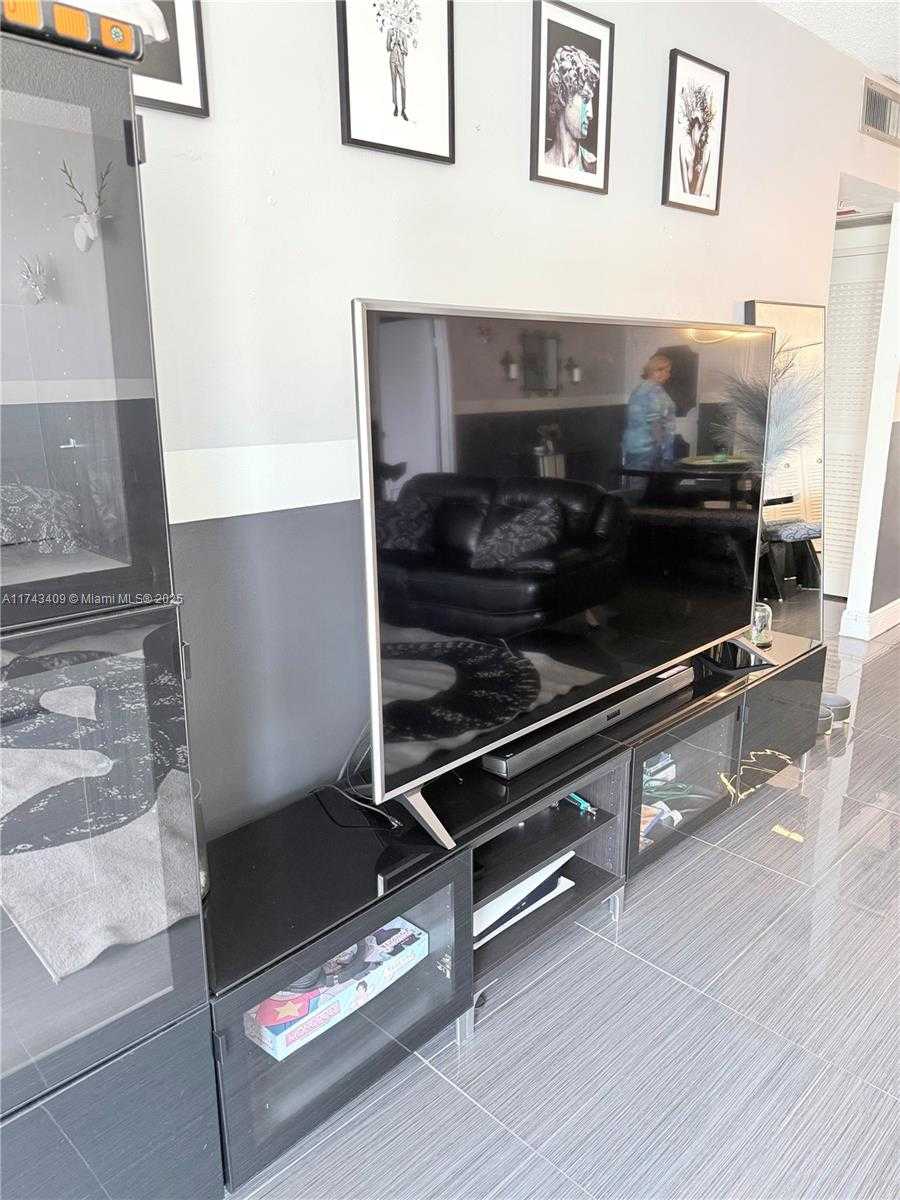 Small Image of 5601 Collins Ave, Miami Beach, FL 33140, USA Number 15